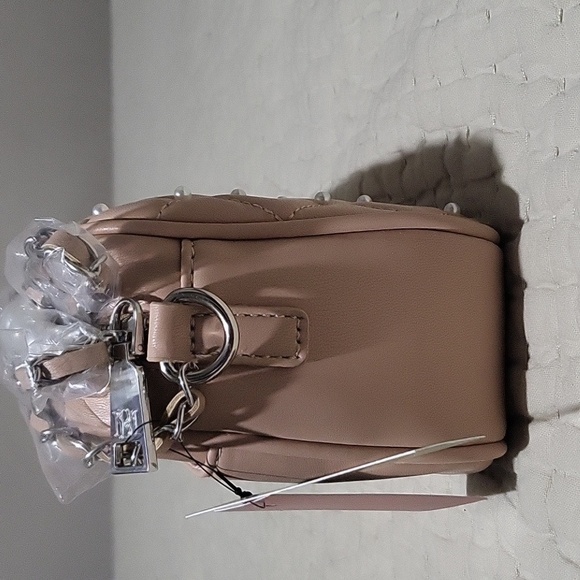 NWT Badgley Mischka Elegant Quilted Vegan Leather Tan Crossbody/Camera   Bag - Picture 7 of 16